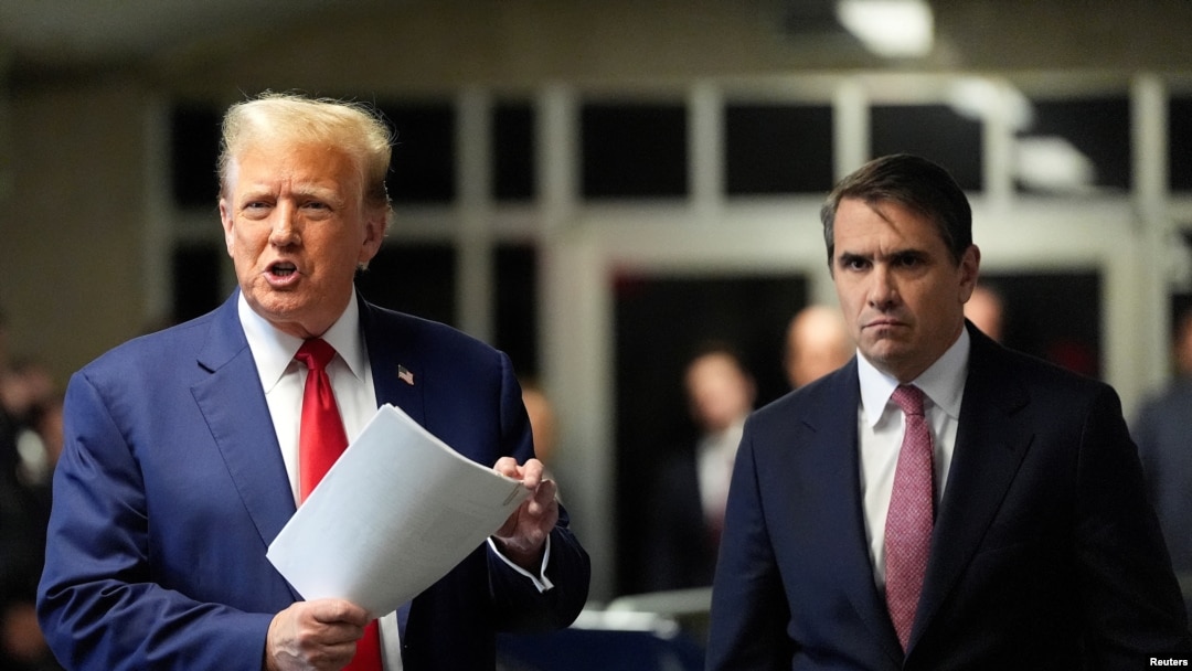 Bivši predsednik Donald Tramp obraća se novinarima ispred sudnice krivičnog suda Menhetna, 6. maja 2024. (Foto: Reuters/Julia Nikhinson)