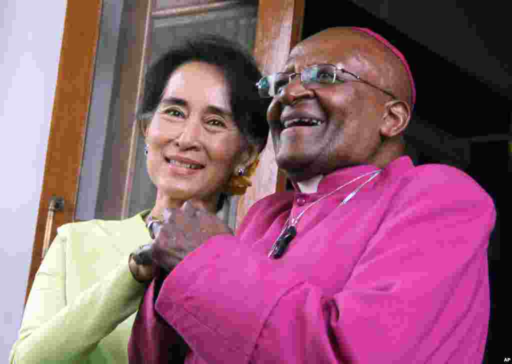 South African Archbishop Desmond Tutu and Burma&#39;s opposition leader Aung San Suu Kyi are seen during a press briefing at her residence in Rangoon, Burma. 