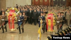 Le leader nord-coréen Kim Jong-Un visite le palais de Sun à Pyongyang, 1er janvier 2016.