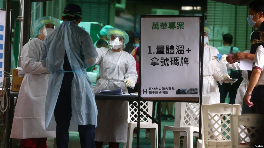 台灣醫務人員在台北準備為居民進行新冠病毒檢測。 （2021年5月17日）