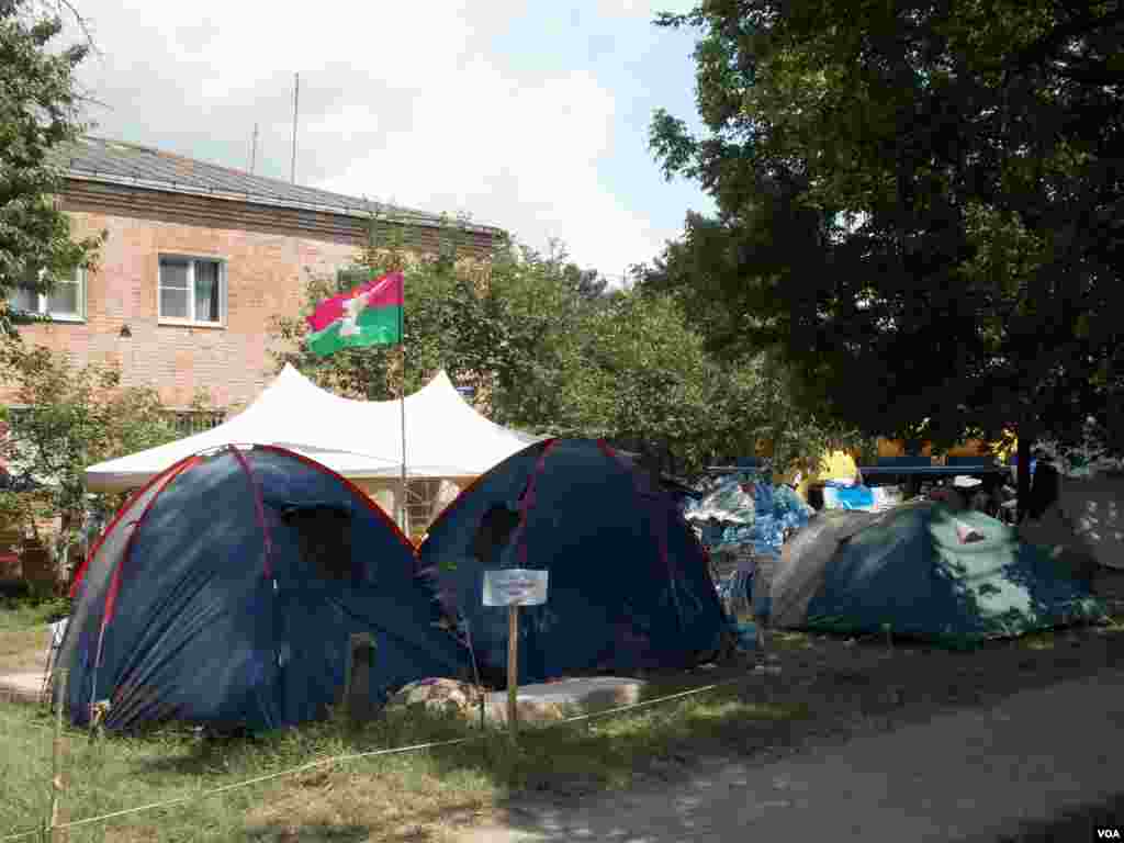 За каждой улицей в Крымске сейчас закреплены шефы из других городов и районов Кубани. Сами они живут в палатках.