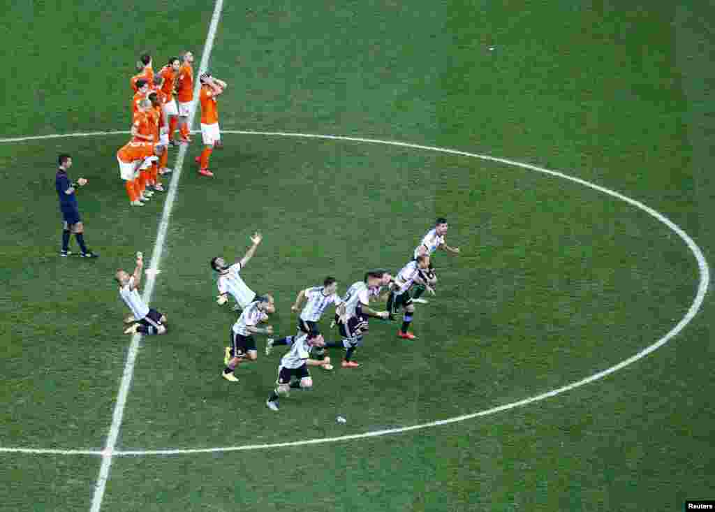 برازیل فٹ بال ورلڈکپ کے دوسرے سیمی فائنل میں ارجنٹینا نے سخت مقابلے کے بعد نیدرلینڈ کو ہرادیا