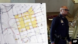 David Brown, chef de la police de Dallas, explique la situation sur le terrain après la fusillade de cinq policiers à Dallas, Texas, 8 juillet, (AP Photo/Eric Gay)