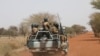 Des soldats du Burkina Faso patrouillent sur la route de Gorgadji dans la région du Sahel, au Burkina Faso, le 3 mars 2019. REUTERS/Luc Gnago