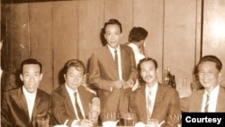 Từ phải, Tạ Tỵ, Phạm Đình Chương, Nguyễn Sĩ Tế, Vũ Khắc Khoan, Mai Thảo trong một buổi họp mặt trước 1975 ở Sài Gòn. [nguồn: album gia đình Tạ Tỵ] 
