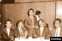 Từ phải, Tạ Tỵ, Phạm Đình Chương, Nguyễn Sĩ Tế, Vũ Khắc Khoan, Mai Thảo trong một buổi họp mặt trước 1975 ở Sài Gòn. [nguồn: album gia đình Tạ Tỵ]