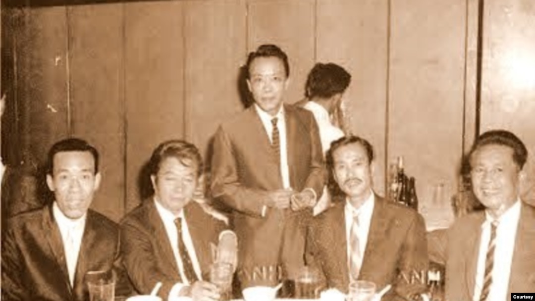 Từ phải, Tạ Tỵ, Phạm Đình Chương, Nguyễn Sĩ Tế, Vũ Khắc Khoan, Mai Thảo trong một buổi họp mặt trước 1975 ở Sài Gòn. [nguồn: album gia đình Tạ Tỵ] 