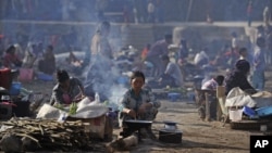 Burmese refugees from Bhamo city at a rescue camp in the Chinese southwestern border city of Ruili, Yunnan province, February 9, 2012.