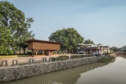 Desain Microlibrary Warak Kayu disinergikan dengan bangunan lain yang sudah ada di kawasan Kampung Pelangi. (Foto: Kei/fotografer SHAU Indonesia)