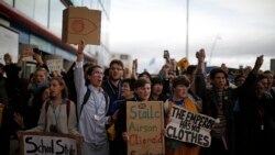 Decenas de personas participaron en marchas organizadas para protestar en contra de los gobiernos que no toman acciones concisas en las políticas referentes al cambio climático.