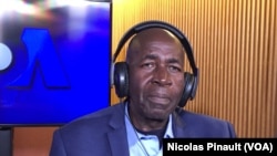 Pierre Claver Mbonimpa dans les studios de VOA, Washington, le 23 octobre 2017 (VOA/Nicolas Pinault)