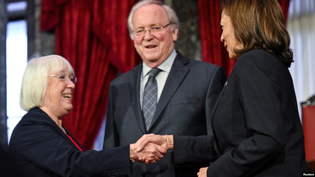 来自华盛顿州的联邦参议员帕蒂·默里在国会大厦旧参议院议事厅举行的一次礼仪性质的活动中，在美国副总统卡玛拉·哈里斯主持下再现了宣誓就职的过程。(2023年1月3日)(photo:VOA)