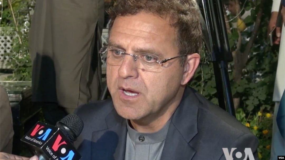 عمرزاخیلوال وائس اف مریکه ډیوه سره د خبرو حال کې