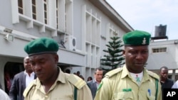 Des policiers devant la Haute cour fédérale à Lagos, Nigeria. 13 mai 2013.