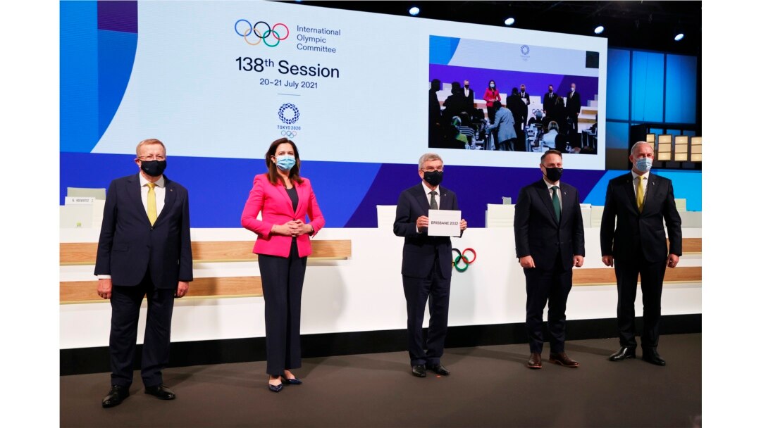 Presiden Komite Olimpiade Internasional Thomas Bach (tengah) berfoto bersama anggota delegasi Brisbane 2032, Presiden Komite Olimpiade Internasional Thomas Bach, tengah, berfoto bersama anggota delegasi Brisbane 2032, di Hotel Okura di Tokyo, Rabu, 21 Juli 2021. (Toru Hanai/Foto Kolam Renang via AP)