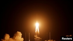 携带嫦娥5号探月器的长征5号火箭2020年11月24日发射升空（路透社）