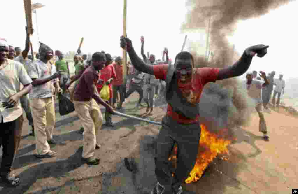 Demonstrators gather at a burning barricade during a protest against the elimination of a popular fuel subsidy that has doubled the price of petrol, at Gwagwalada on the outskirts of Nigeria's capital Abuja January 9, 2012.