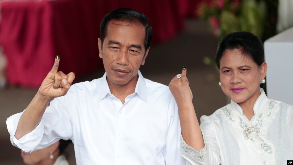 Hasil gambar untuk jokowi coblos
