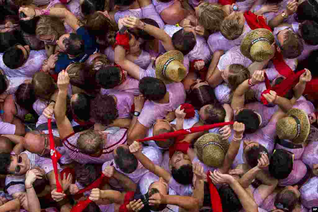 Participantes do festival de São Firmino enchem a praça da câmara municipal durante o lançamento do foguete, ou &quot;Chupinazo,&quot; para celebrar a abertura&nbsp; das festas em Pamplona, Espanha, 6 de Julho, 2015.