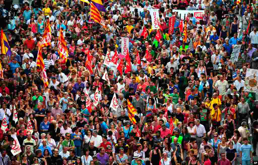 2012年7月19日，在西班牙的巴塞罗那，示威者抗议西班牙政府宣布的紧缩措施。