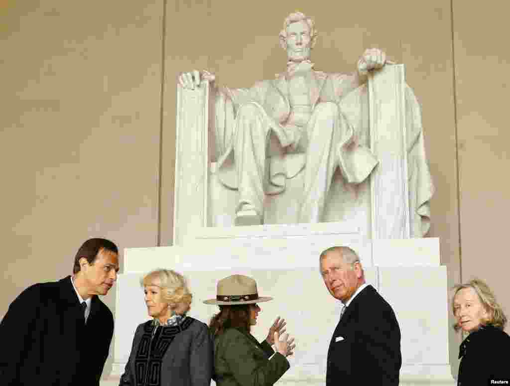 Pangeran Charles (kedua dari kanan), istrinya Camilla (kedua dari kiri), mengunjungi Lincoln Memorial bersama sejarawan Michael Beschloss (kiri) dan Doris Kearns Goodwin (kanan) di Washington, DC (18/3).&nbsp;​(Reuters/Jonathan Ernst)