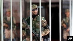 Binh sĩ Pakistan canh giữ an ninh tại trụ sở quốc hội Pakistan trong thủ đô Islamabad, trong khi phiên họp khẩn đang diễn ra, 2/9/14