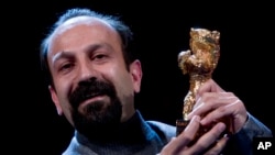 اصغر فرهادی در سال ۲۰۱۱ جایزه خرس طلایی بهترین فیلم را برای «جدایی نادر از سیمین» گرفت. آرشیو