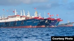 Kapal China, yang diyakini diawaki oleh personel milisi maritim China, terlihat di Whitsun Reef, Laut China Selatan pada 27 Maret 2021. (Foto: Philippine Coast Guard/National Task Force-West Philippine Sea via REUTERS)