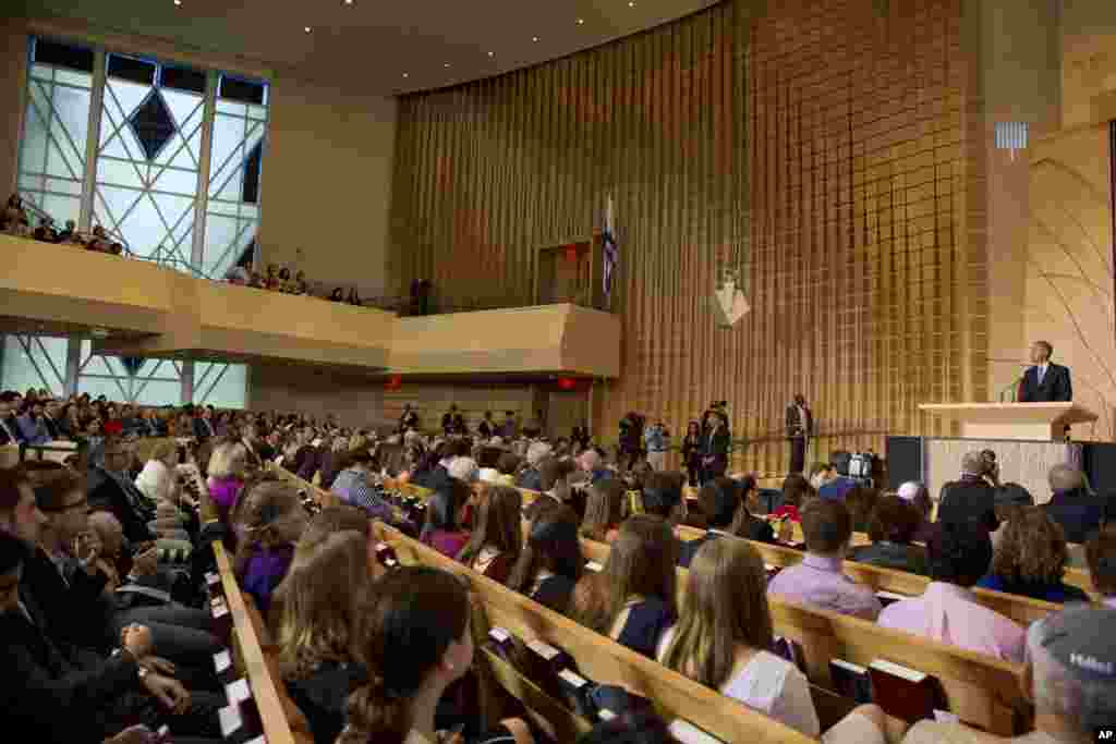 O Presidente Barack Obama discursa diante de uma multidão na Congregação de Adas Israel como parte do &quot;Mês da Herança Judaica Americana&quot; em Washington, 22 de Maio, 2015