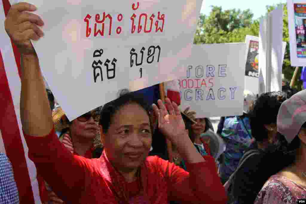 ពលរដ្ឋខ្មែរអាមេរិកាំងមកពីបណ្តារដ្ឋនានានៅជុំវិញសហរដ្ឋអាមេរិក មកជួបជុំគ្នាធ្វើបាតុកម្មតវ៉ាឲ្យមានការគោរពសិទ្ធិមនុស្ស និងលិទ្ធិប្រជាធិបតេយ្យ នៅកម្ពុជា នៅមុខក្រសួងការបរទេស រដ្ឋធានីវ៉ាស៊ីនតោន កាលពីថ្ងៃទី១៥ ខែកញ្ញា ឆ្នាំ២០១៧។ (សាយ មុន្នី/VOA)