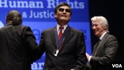 ທ່ານ Chen Guangcheng ນັກເຄຶ່ອນໄຫວຕາບອດຈີນ ຢູ່ນະຄອນນິວຢອກ ເວົ້າວ່າ ຈີນ​ໄດ້​​ໃຊ້​ຄວາມ​ກົດ​ດັນ​ທາງ​ການ​ເມືອງ ​ບີບ​ບັງ​ຄັບ​ໃຫ້ມະຫາວິທະຍາໄລນິວຢອກ ປ່ອຍ​ລາວໄປ​ໃນ​ທ້າຍ​​ເດືອນນີ້.