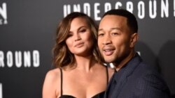 Chrissy Teigen com o marido John Legend