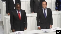 Shugaba Joseph Kabila na Kwango (hagu) da shugaba Francois Hollande na Faransa (dama) a wurin bude taron kolin a Kinshasa