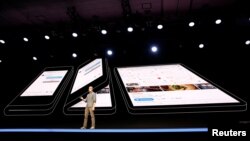 Glen Murphy, kepala Android UX Google, berbicara dalam acara peluncuran ponsel pintar Samsung terbaru, "Infinity Flex", yang bisa dilipat, di San Francisco, 7 November 2018.