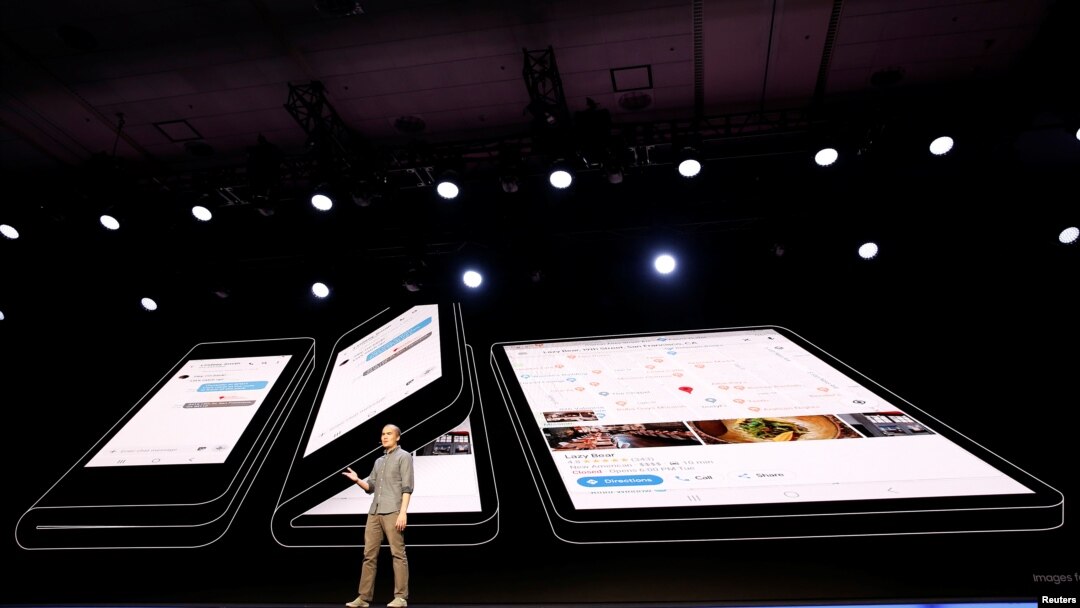 Glen Murphy, kepala Android UX Google,dalam presentasi ponsel lipat Samsung "Infinity Flex" di San Francisco, 7 November 2018.