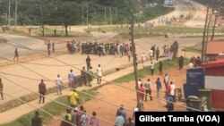 Des jeunes manifestants bloqeunt les principaux acces au centre ville d'Abuja, Nigeria, le 21 octobre 2020. (VOA/Gilbert Tamba)