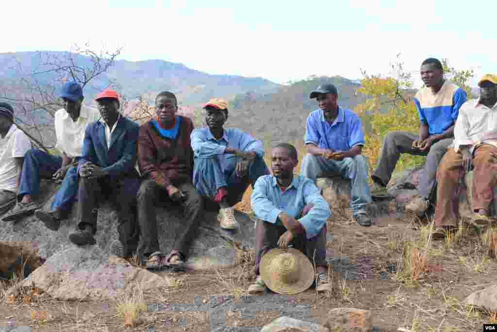 Abasekeli bebandla le MDC abatholakale entabeni eMuzarabani esabelweni seMashonaland Central. Babalekela ukukhahlamezwe ngabasekeli bebandla le Zanu PF