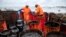 Des ouvriers ramassent des fuites de pétrole sur la plage de la Rivière des Créoles le 15 août 2020, en raison de la fuite de pétrole du navire MV Wakashio. (Photo by Fabien Dubessay / AFP)