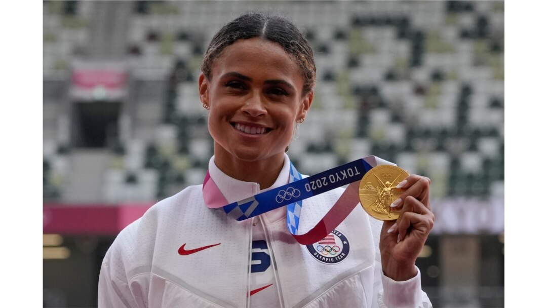 La medallista de oro Sydney McLaughlin, de Estados Unidos, posa durante la ceremonia de entrega de medallas por los 400 metros con vallas femeninas en los Juegos Olímpicos de Verano de 2020, el miércoles 4 de agosto de 2021 en Tokio.