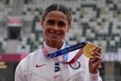 La medallista de oro Sydney McLaughlin, de Estados Unidos, posa durante la ceremonia de entrega de medallas por los 400 metros con vallas femeninas en los Juegos Olímpicos de Verano de 2020, el miércoles 4 de agosto de 2021 en Tokio.
