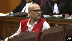 Neil Bantleman bereaksi terhadap vonis yang dijatuhkan kepadanya oleh Pengadilan Negeri Jakarta Selatan (2/4).