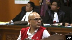 Guru Jakarta International School (JIS) asal Kanada, Neil Bantleman, dalam sidang kekerasan seksual terhadap anak-anak di Pengadilan Jakarta Selatan, 2 April 2015. (AP/Tatan Syuflana)