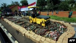 Polisi memusnahkan ribuan botol miras oplosan di Tangerang Selatan, 13 April 2018.