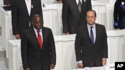 Le président congolais Joseph Kabila, à gauche, et son homologue français François Hollande, à droite, lors de la séance d'ouverture du Sommet de la Francophonie, à Kinshasa, RDC, 13 octobre 2012.