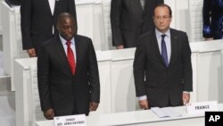 ປະທານາທິບໍດີ Francois Hollande (ຂວາ) ແລະ ທ່ານ Joseph Kabila ປະທານາທິບໍດີຄອງໂກ, ຢູ່ກອງປະຊຸມ ກຸ່ມປະເທດປາກພາສາຝຣັ່ງ, ວັນທີ 13 ຕຸລາ 2012.