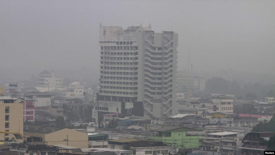 Kabut asap menyelimuti distrik Muang di provinsi Yala, Thailand Selatan (22/10). (Reuters/Surapan Boonthanom)