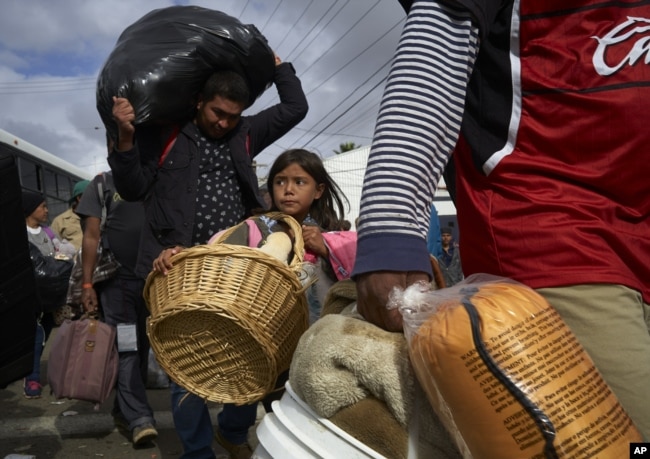 La niÃ±a Brittany RÃ­os, de Honduras y parte de la caravana de migrantes que busca asilo en Estados Unidos, lleva animales de peluche en una canasta de mimbre, el viernes 30 de noviembre de 2018, en Tijuana, MÃ©xico.