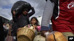 Algunos migrantes hallaron trabajo cerca del complejo y no habían decidido si se mudarían a un lugar desconocido. 