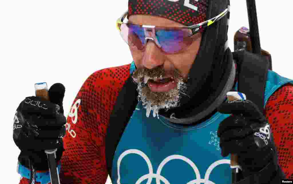 2018 평창동계올림픽 남자 바이애슬론 12.5km 추적 종목에 참가한 스위스 벤자민 웨거 선수가 경기를 마친 후 쉬고 있다.