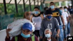 Los venezolanos utilizan el Puente Internacional Simón Bolívar para salir de Venezuela y entrar a La Parada, cerca de Cúcuta, Colombia, el 6 de octubre de 2021.